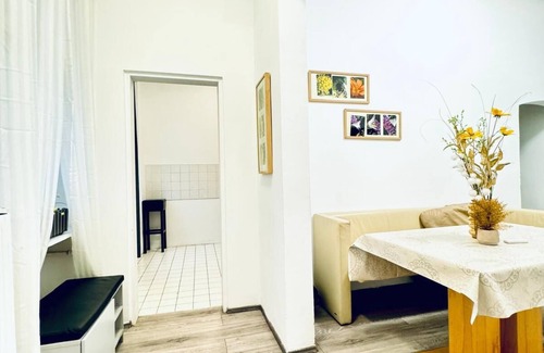 Grinzing Apartment | Bright 3BR Appt Steps from FAC Platz