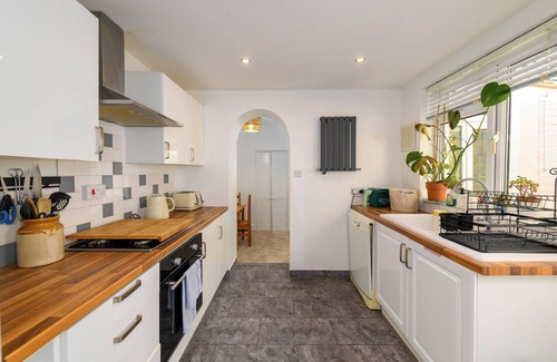 Penarth House | Bright 3BR Home Near Dingle Road Station and Penarth Pier