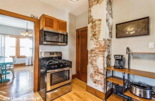 Stuart House | Bright 4br Bungalow Sleep 12 Near Des Moines & I80