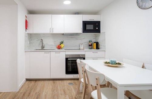 Paranhos Apartment | Bright and Practical Flat by HostWise
