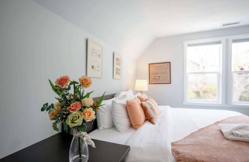 Minor House | Bright & Airy 4b3b Upper unit @ Capital Hill