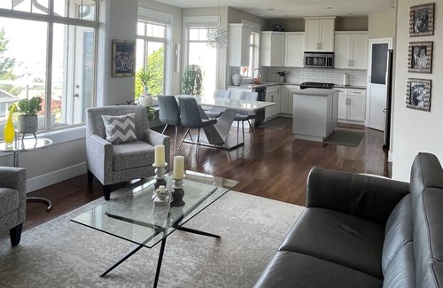 Kamloops House | Bright and beautiful 2 bedroom 2 bath, breathtaking views. 3- 4 month stay only