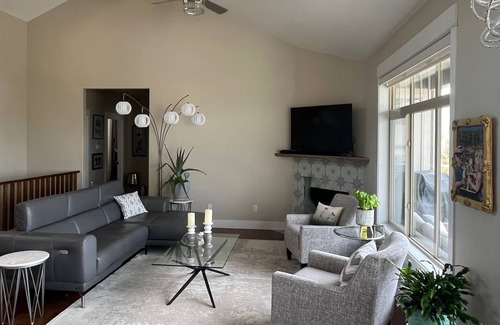 Kamloops House | Bright and beautiful 2 bedroom 2 bath, breathtaking views. 3- 4 month stay only