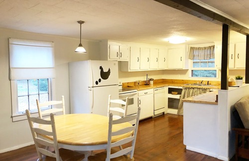 Chesnee House | Bright and beautiful Cottage near Spartanburg , Tryon Intl Eq Center, Asheville.