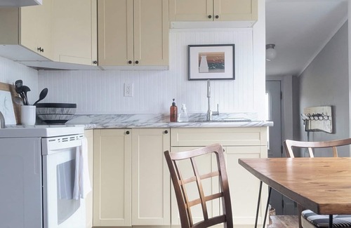 Dunnville Cottage | Bright and Cheery Cottage in Quaint Beach Village
