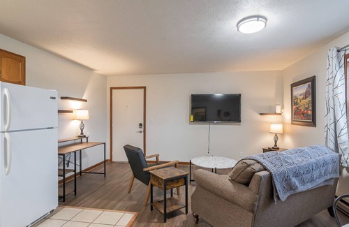 Hemlock Apartment | Bright and Cheery one bedroom apartment in Albright Glen