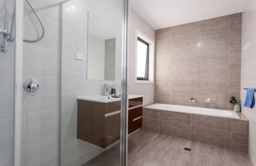 Throsby House | Bright and Chic House at Throsby with 4 Bedrooms