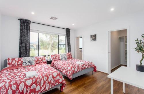 Throsby House | Bright and Chic House at Throsby with 4 Bedrooms