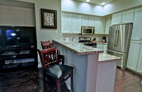 Talon Retreat House | Bright and Clean! - Encore Gated Community - Contemporary Furniture -