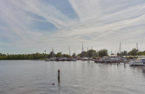 Municipality of Aalsmeer Apartment | Bright and Comfortable Houseboat