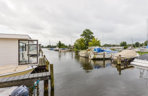 Municipality of Aalsmeer Apartment | Bright and Comfortable Houseboat