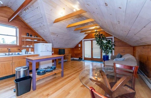 Old North End House | Bright and Cozy Prvt Treehouse Apt Near downtown!