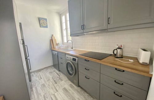 Gibraltar Apartment | Bright and Lovely 1BR Apartment in Prime King Stre