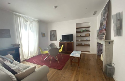 Gibraltar Apartment | Bright and Lovely 1BR Apartment in Prime King Stre