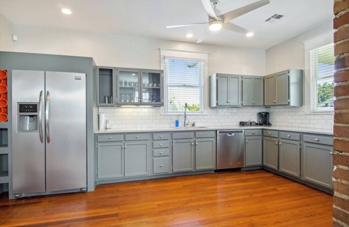 West Riverside House | Bright and Open 5 Bedroom with Patio. Sleeps 10!