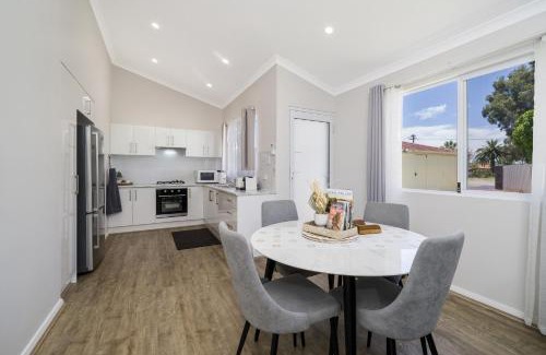 Thornlie House | Bright and Spacious 2-Bed Thornlie Family Home
