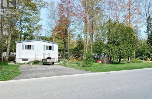 Ripley Cottage | Bright and Spacious Point Clark Cottage across street from Lake Huron