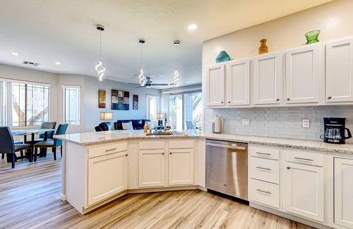 Rancho Vistoso Condo | Bright and spacious mountain-view home with pool/hot tub on-site, golfing nearby