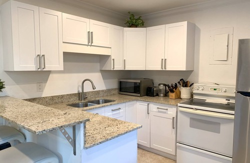 Tarpon River Cottage | Bright and Sunny South Cottage - Centrally Located and in Quiet Neighborhood