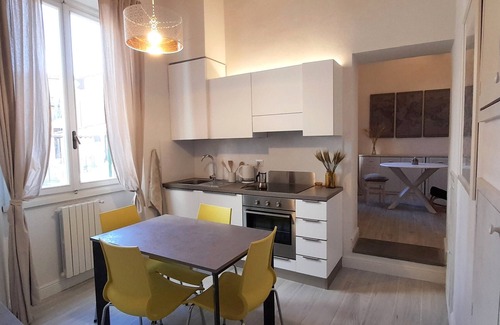 Santa Maria Novella Apartment | Bright Apartment a few steps from Duomo and Train Station. Wifi, A/C, W&D