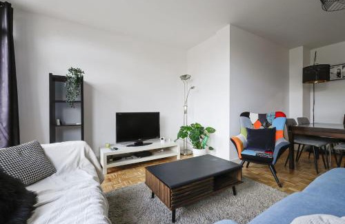Le Busca Apartment | Bright apartment overlooking the Canal du Midi