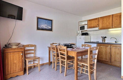 Saint-Etienne-en-Devoluy Apartment | Bright apartment with balcony close to ski slopes