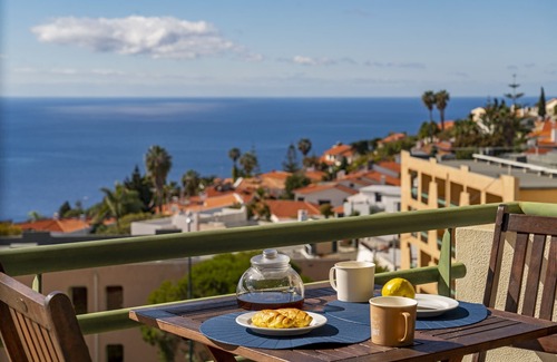 Canico Apartment | Bright apartment with pool, Garajau IV