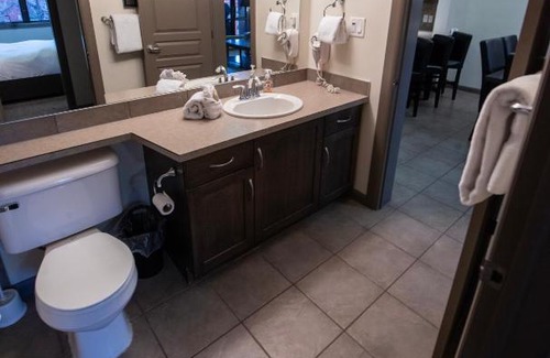 South Pandosy Apartment | Bright Apartment with Pool View #423