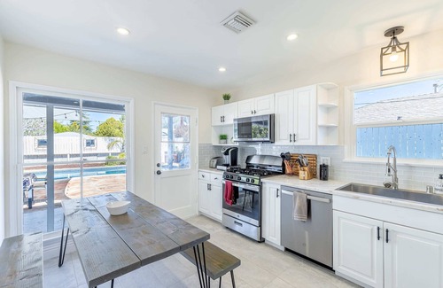 Tarzana House | *Bright & Beautiful w/Pool, BBQ, Upscale Area*