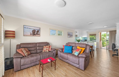 Wooloowin House | Bright & Breezy ~ 2 Bed/2 Bath/1 Car/Views!