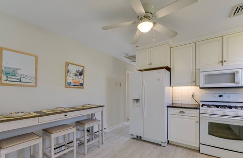 Village Green House | Bright Cape May Vacation Rental < 1 Mi to Ocean