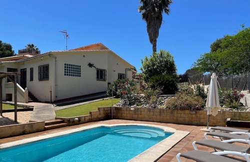 Sant Pere de Ribes Ski Chalet | Bright Casa Els Cards close to Sitges, A/C