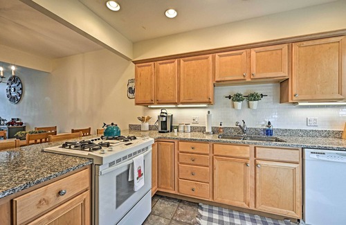 West Hartford Condo | Bright Condo w/Community Perks: Near Ski Quechee!