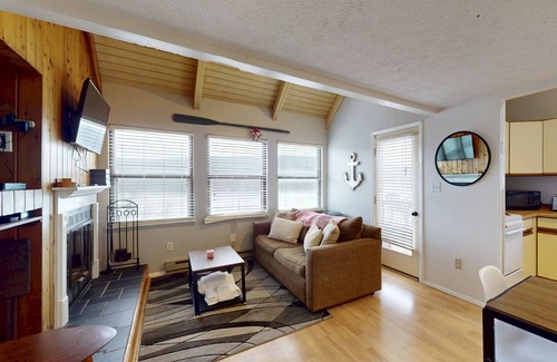 Thayerville Condo | Bright condo with Deep Creek Lake views, wood fireplace