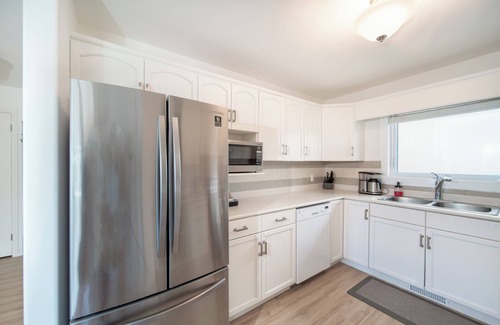 Steinbach House | Bright & Convenient b/w 2 Parks; Perfect for Sports weekend or Family getaway