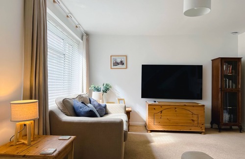 Tangmere House | Bright & Cosy ~ Jacuzzi ~ Log Burner ~ King Beds!