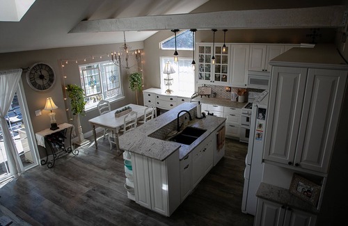 Lafayette House | Bright & Cozy Cottage- Serene Artist’s Home