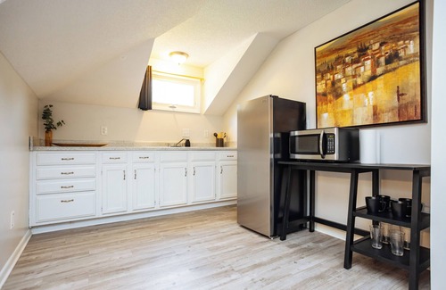 Lee's Summit House | Bright & Cozy Suite-5 Min to Downtown Lee’s Summit