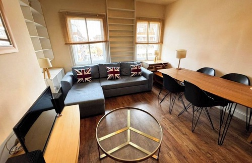 Stockwell Apartment | Bright Flat in Stockwell Modern Comfort with Quick Tube Access to Central.