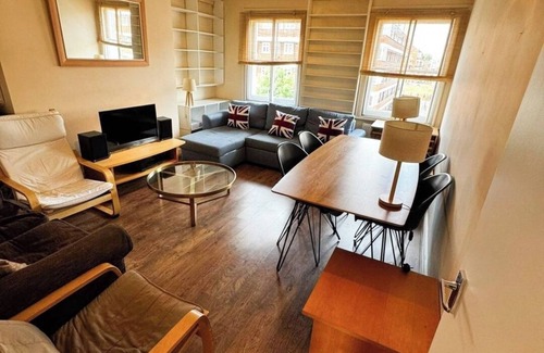 Stockwell Apartment | Bright Flat in Stockwell Modern Comfort with Quick Tube Access to Central.