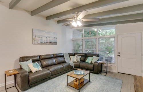 Jekyll Island House | Bright Jekyll Island Home with Deck Less Than 1 Mi to Beach