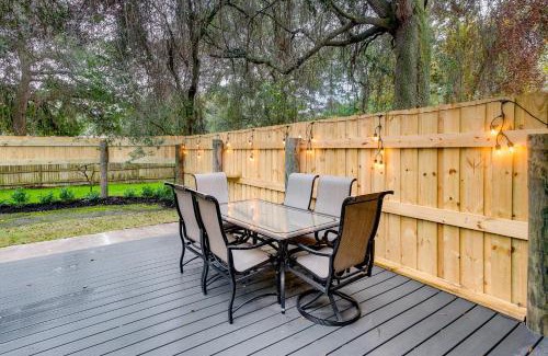 Jekyll Island House | Bright Jekyll Island Home with Deck Less Than 1 Mi to Beach