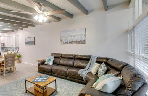 Jekyll Island House | Bright Jekyll Island Home with Deck Less Than 1 Mi to Beach