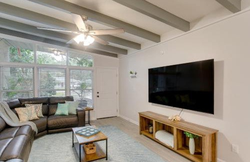 Jekyll Island House | Bright Jekyll Island Home with Deck Less Than 1 Mi to Beach
