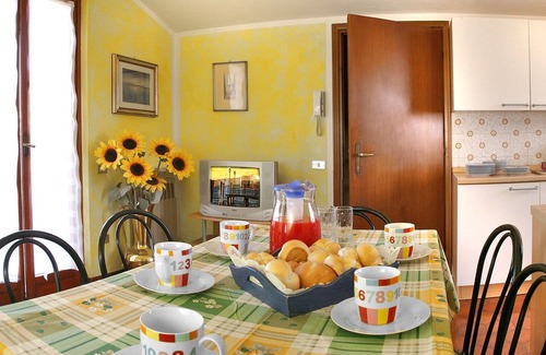 Colà Di Lazise Apartment | Bright lake view apartment near Lake Garda amusement parks