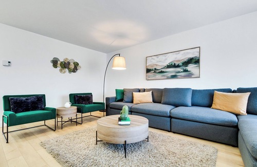 Cartierville Apartment | Bright & Large 3Br | Personal Spa | Park View | Netflix