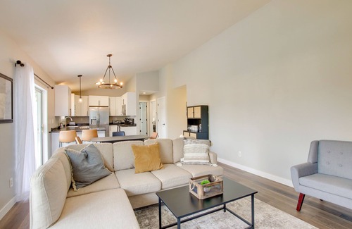 Little Chute Condo | Bright Little Chute Condo w/Deck & Yard!