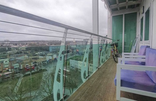 Woolwich Riverside Apartment | Bright & Luxurious Flat with Skyline View
