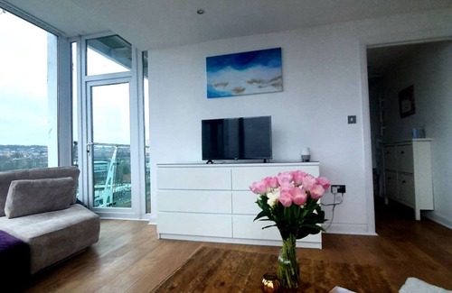 Woolwich Riverside Apartment | Bright & Luxurious Flat with Skyline View