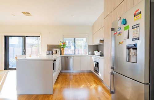 Woodville West House | Bright & Modern 2BR House – Ideal for Families, Free Parking & Fast WiFi